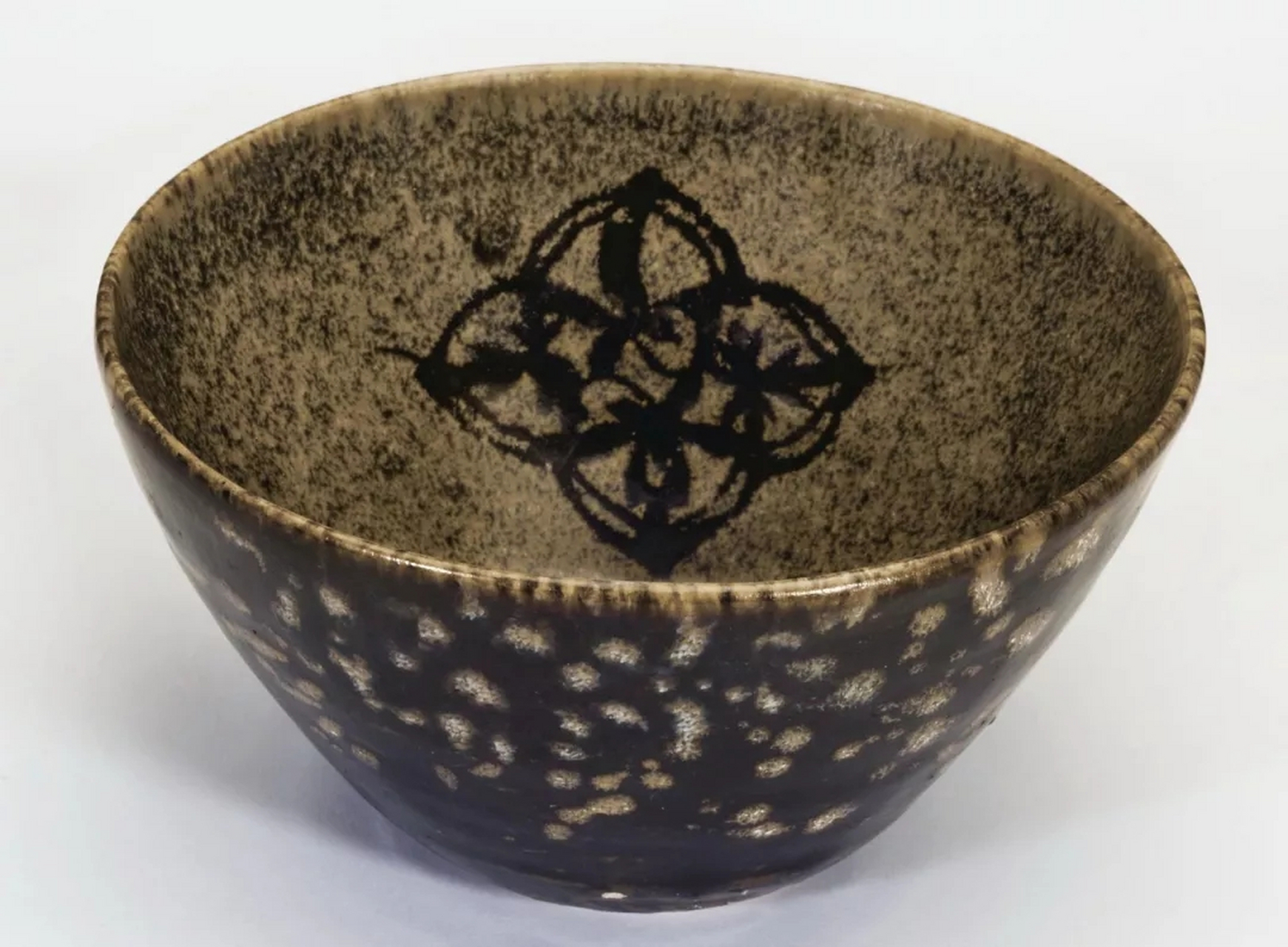 吉州窑剪纸贴花盏    南宋·直径11.