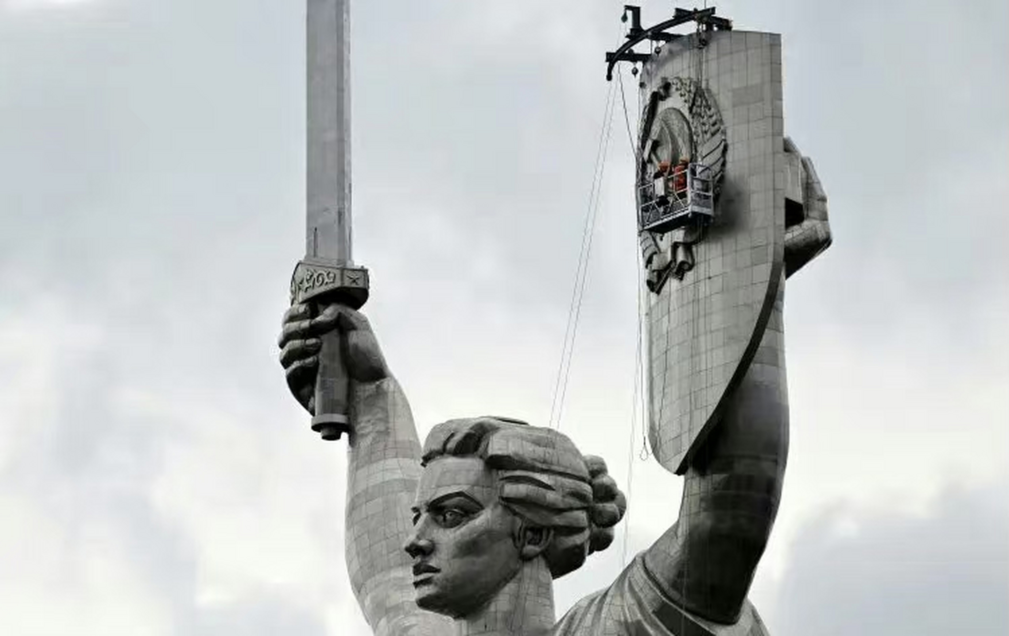 乌克兰基辅拆除"祖国母亲"雕像上的苏联国徽,用三叉戟图案替代.