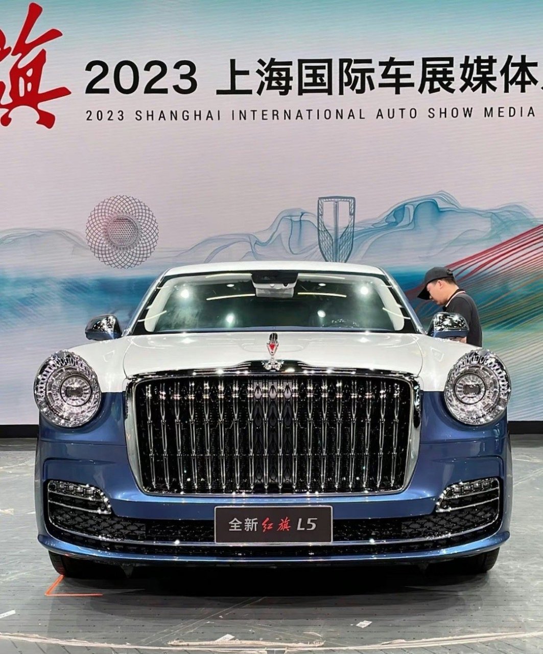 2023上海车展全新红旗l5实车 新车外观风格十分复古,内饰很具豪华感