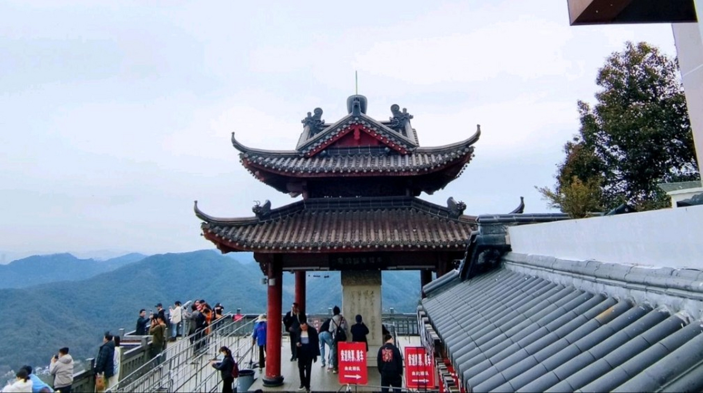 在这个美丽的景区中,有一个名为北高峰索道的地方,是游客们必去的网红