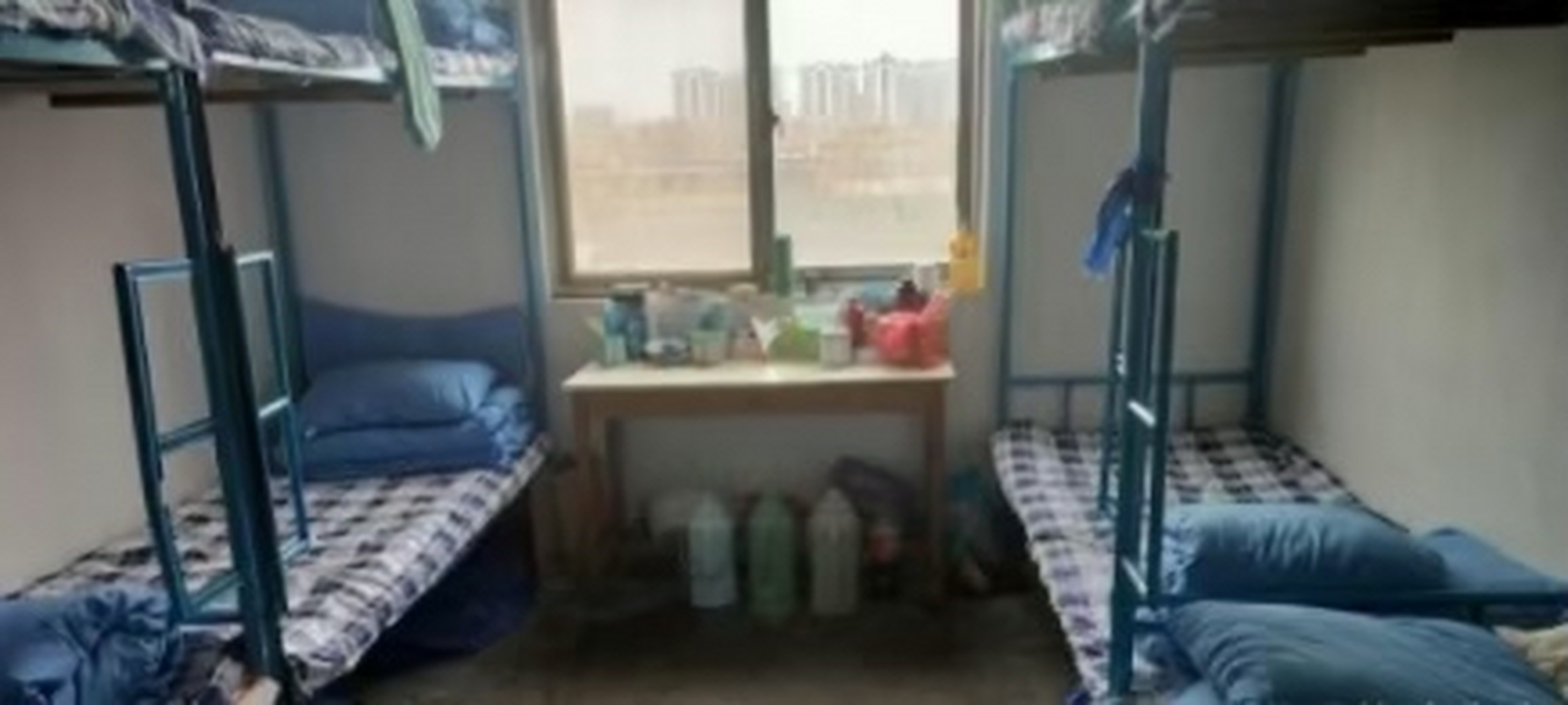 据说图一是拘留所宿舍,但图二的确是我们学校的宿舍.