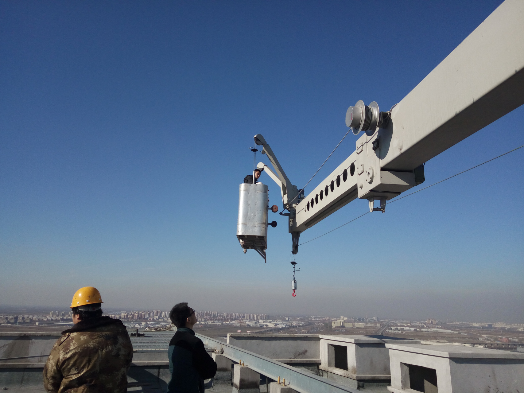 擦窗机 120米超高层框架核心筒结构楼顶的擦窗机