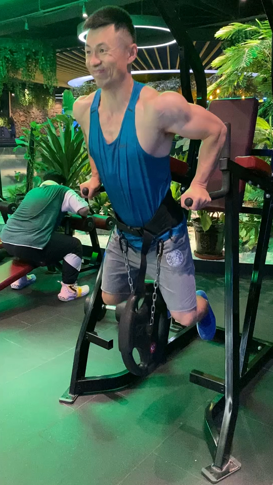 负重双杠臂屈伸!效果不错!