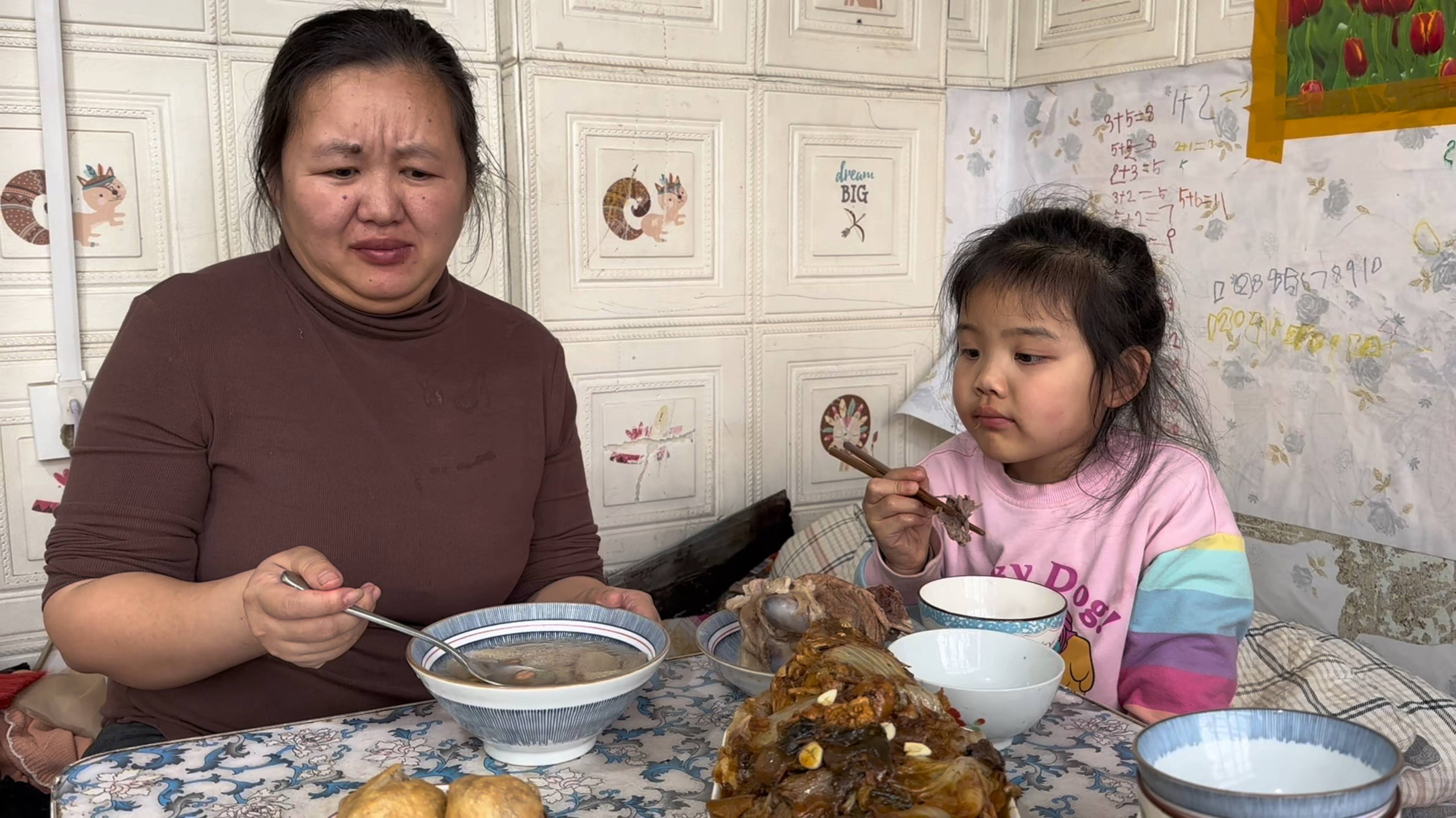 广西媳妇熬老火靓汤,追奶还是不见成效,东北老妈炖的红烧鱼真香