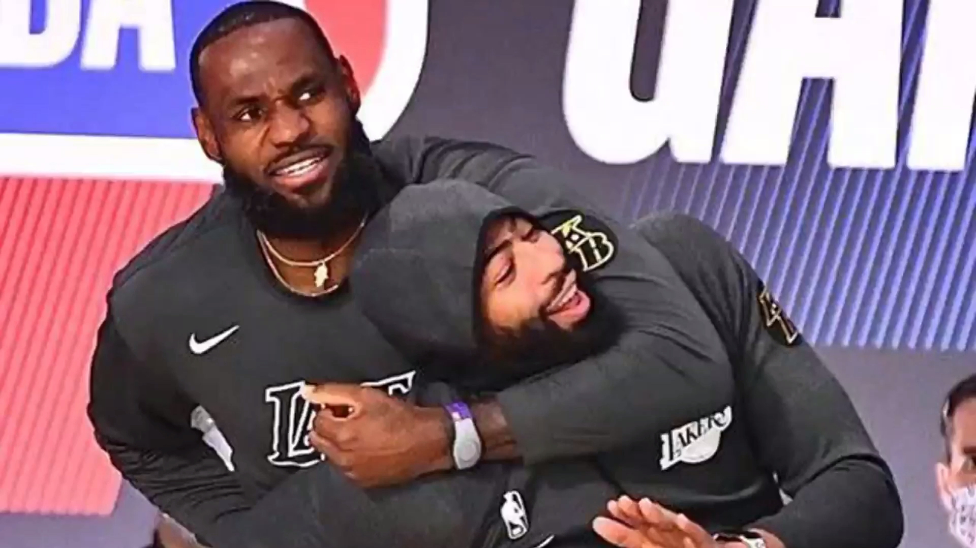 每日NBA新闻一分钟全知道 詹姆斯和浓眉秀恩爱