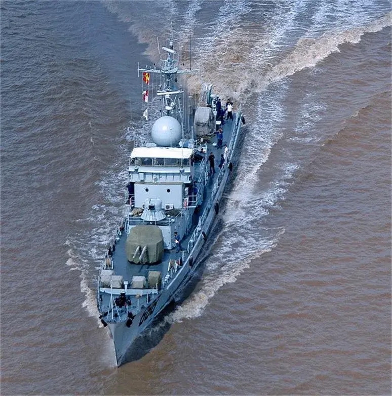 688南汇号是037i型(海鸠级)大型反潜护卫艇的首艇.