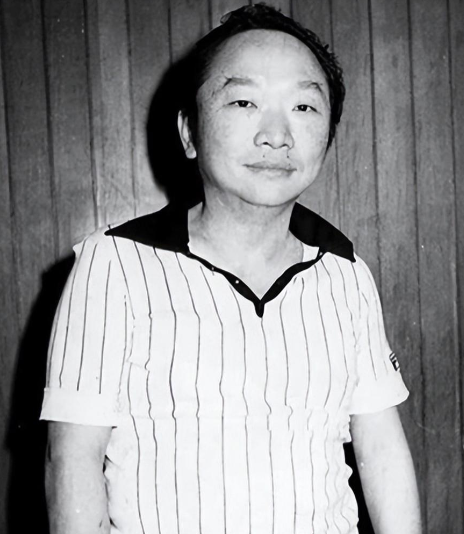 古龙:人生就是骑最快的马,爬最高的山,吃最辣的菜,喝最烈的酒