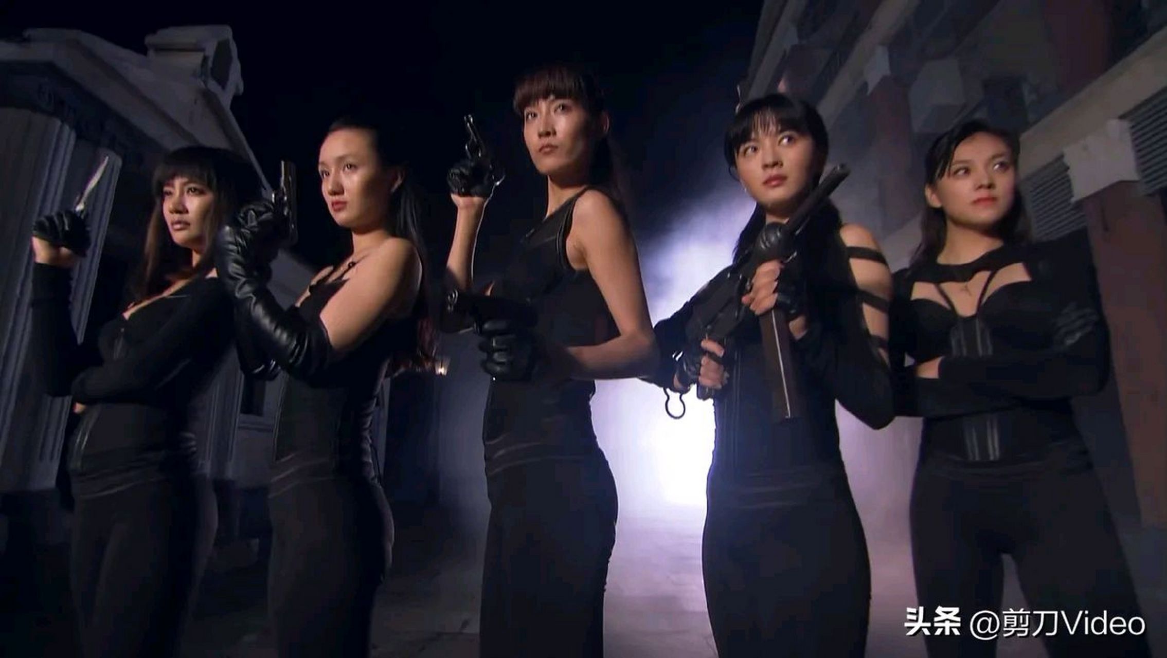 美女特工队抗日……#娱乐最前沿# #百家聊热点# #我要上热门