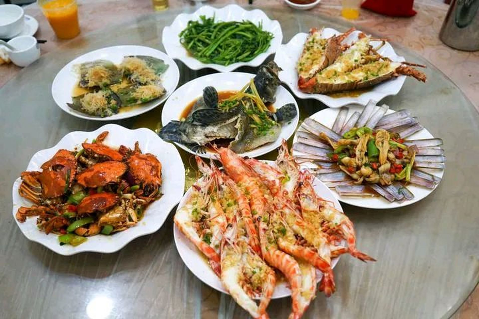 大学同学来海南出差,找我一起吃饭, 我请他吃了一顿海鲜大餐,两个人喝