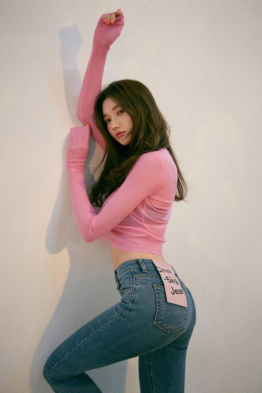 粉红色上衣搭配蓝色紧身牛仔裤的韩系长发性感美女