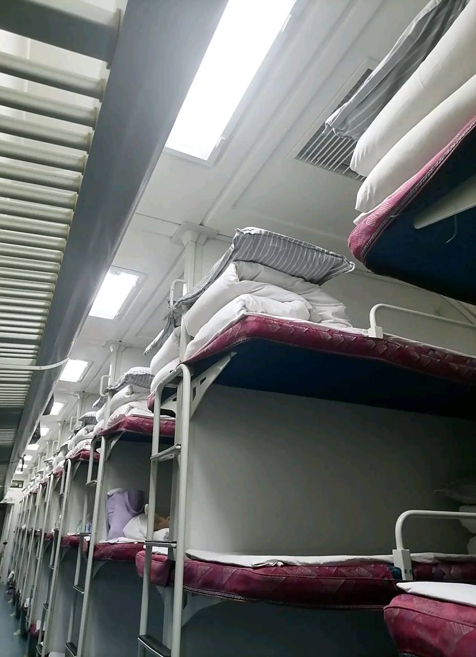 上了火车之后,才知道卧铺车厢有许多空铺,但从网上显示却买不到卧铺票