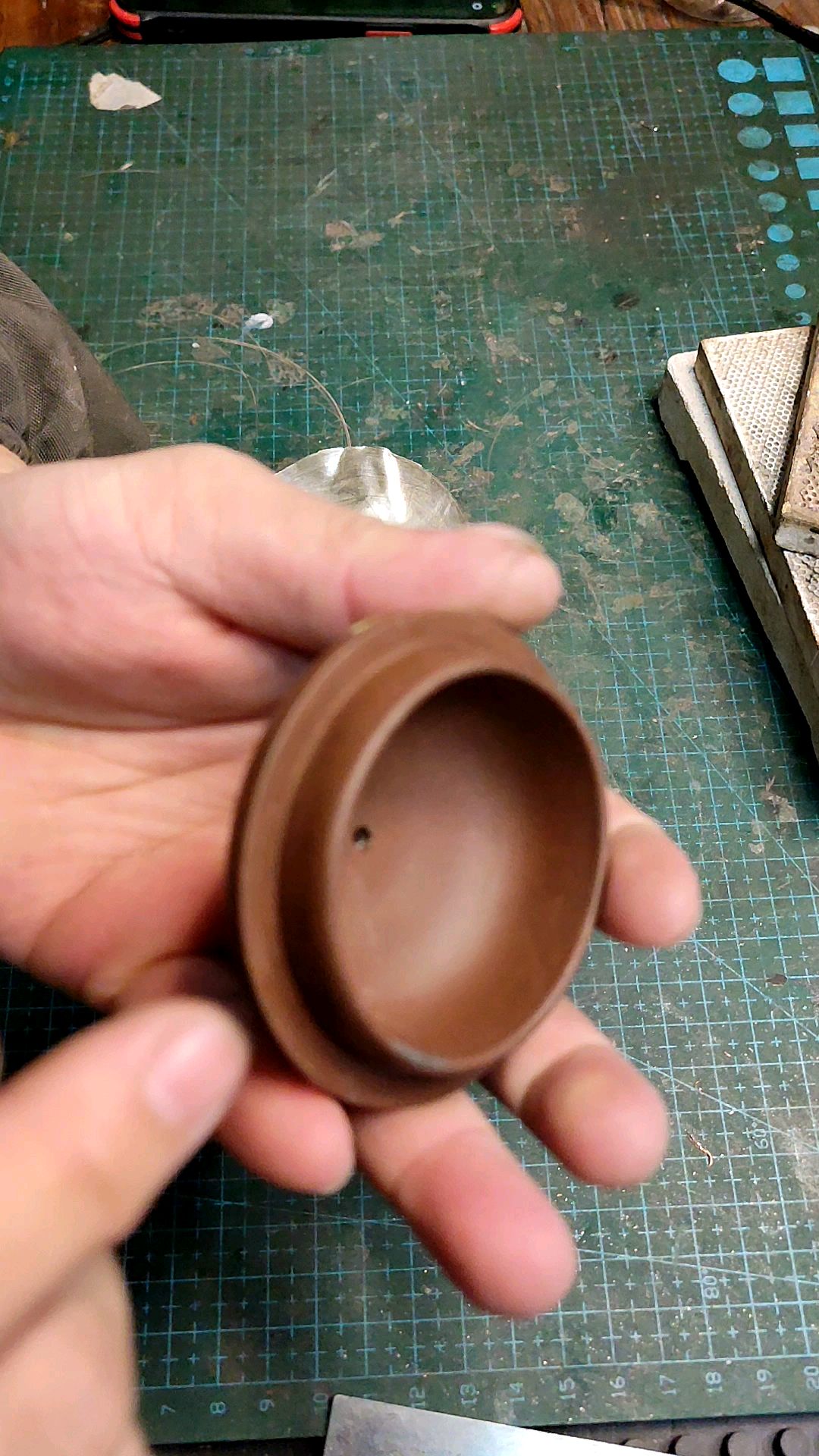 传统非遗锔瓷手艺修复紫砂壶壶盖