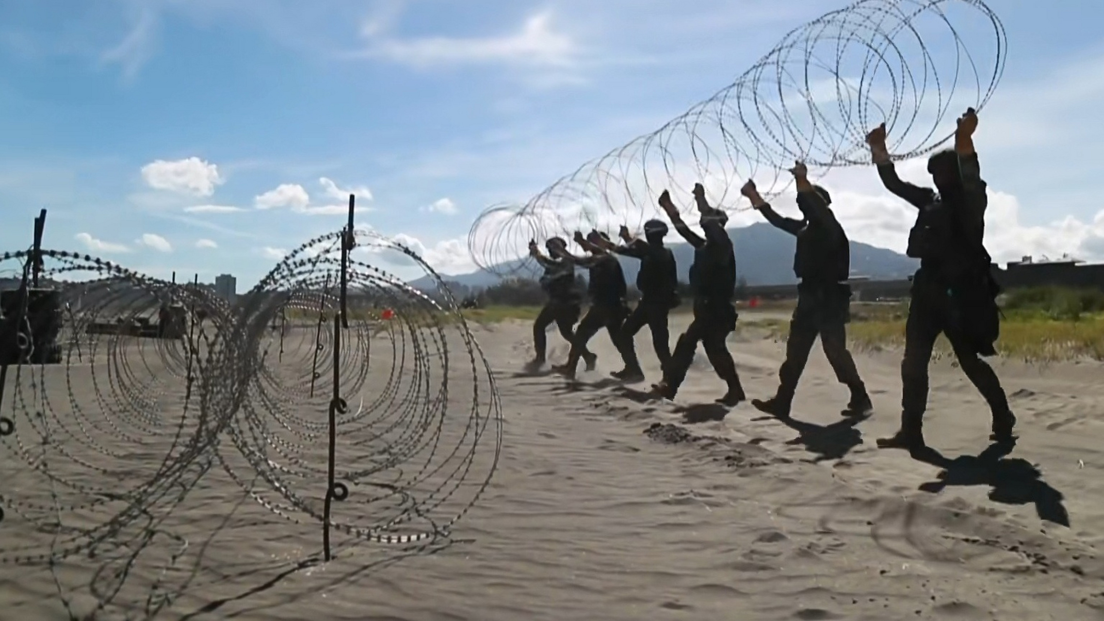 台军在海滩上布置反登陆障碍,并进行射击演练,演习第一日台军模拟机场