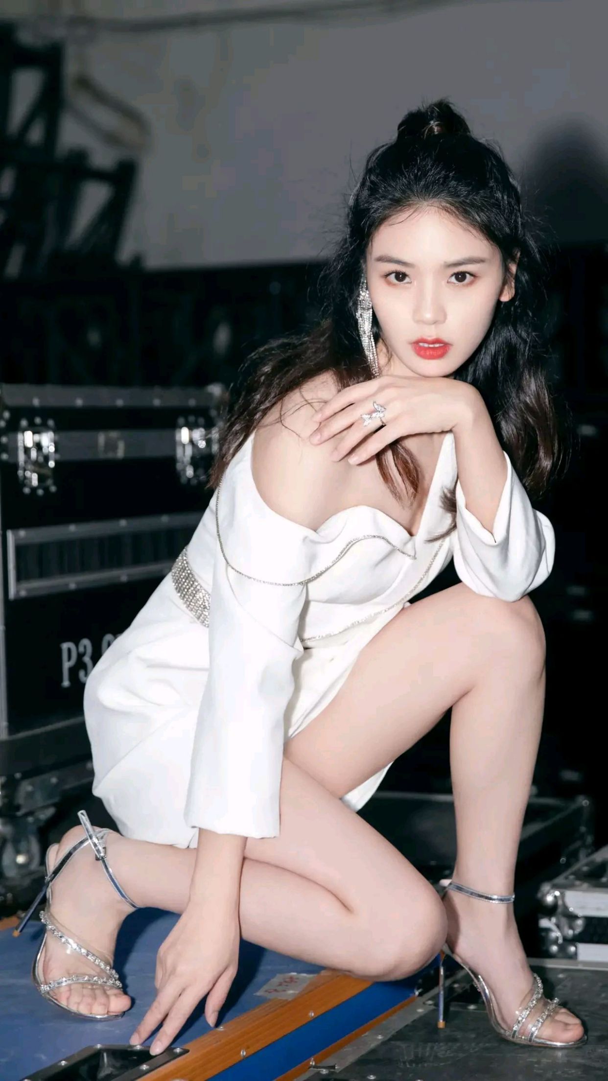 黄英身穿性感时尚服饰,尽显妩媚动人女神