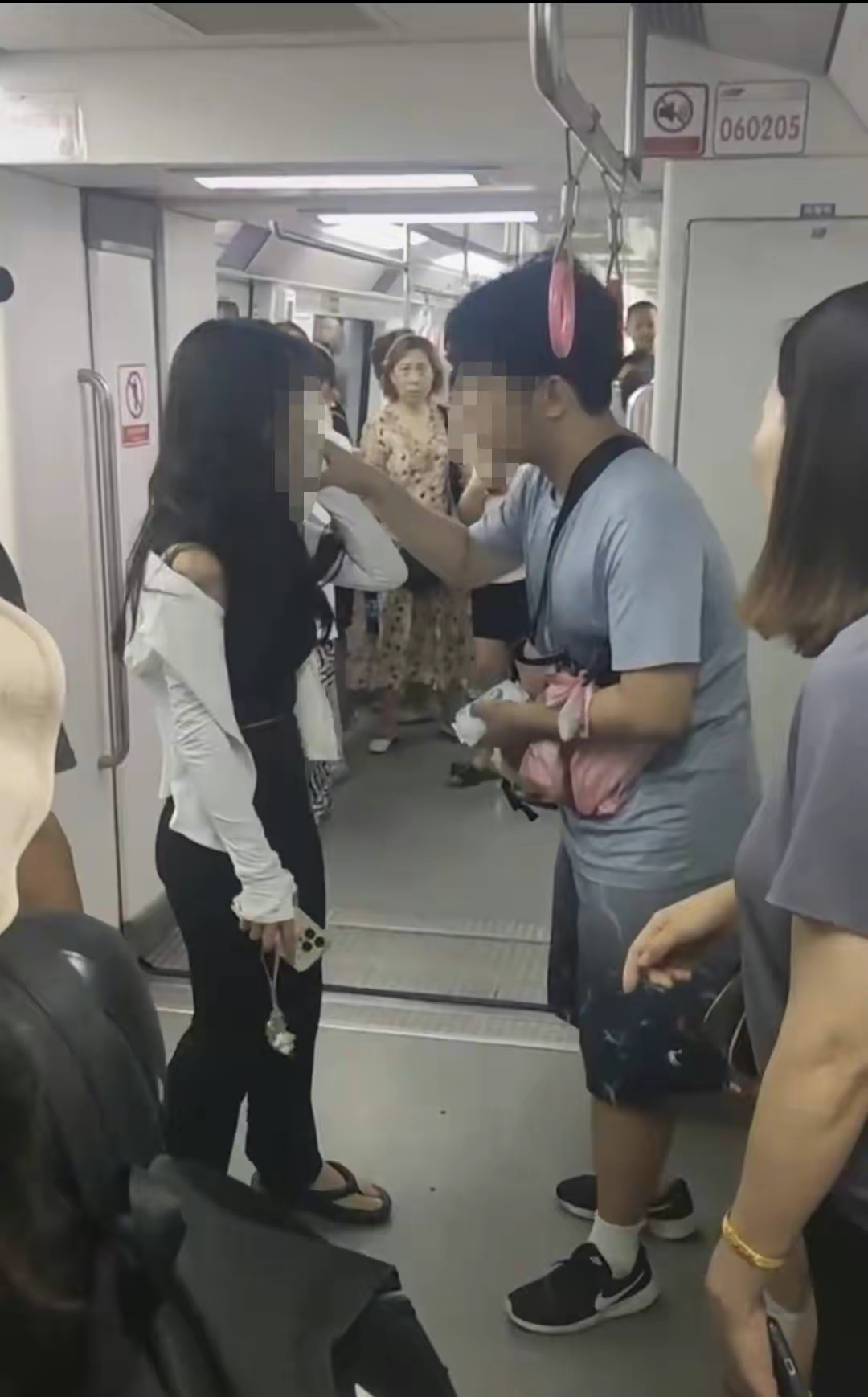 怀疑儿子被偷拍,男孩妈拿塑料瓶砸破女孩头,男孩却给女子递纸巾