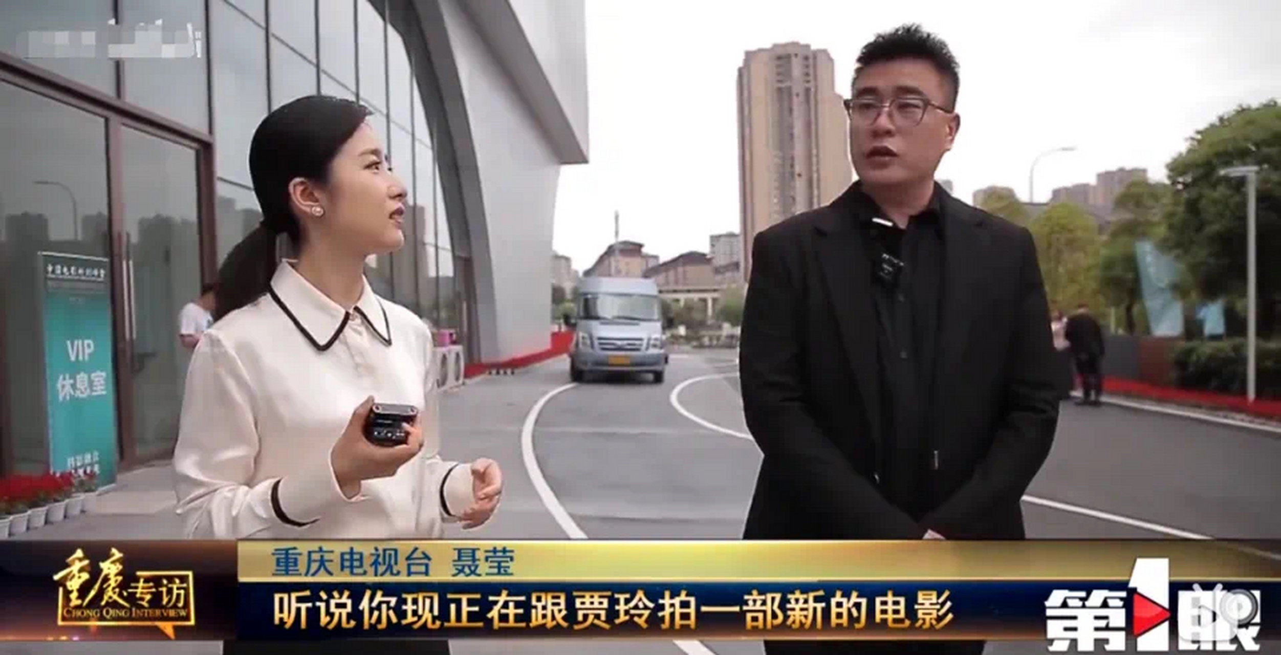 消息来自重庆广电的新闻采访,记者问摄影指导刘寅"听说你现正在跟贾玲