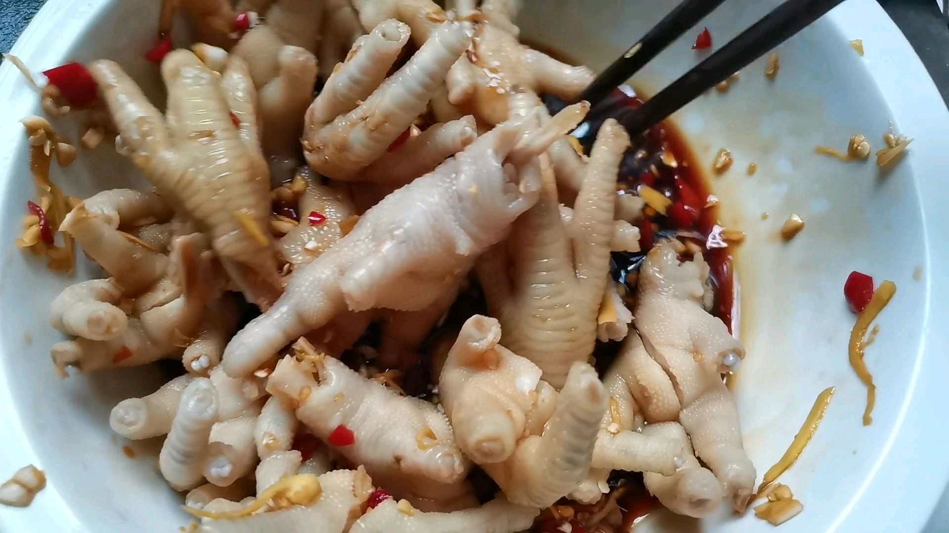 夏天开胃菜:在家里这样做凉拌酸辣鸡爪Q弹又好吃,方法简单易学