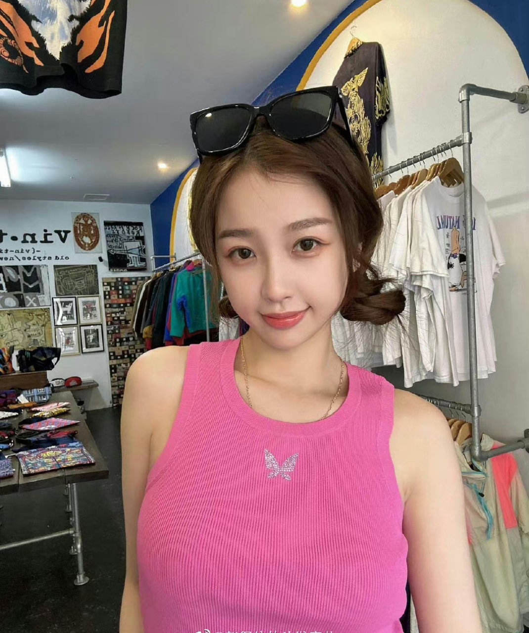 虞书欣ins更新照,粉色背心搭皮裤,又甜又辣. #虞书欣# #多巴胺穿搭