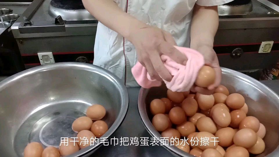 武家分享快速腌咸鸡蛋技巧,20天就能吃,个个起沙流油