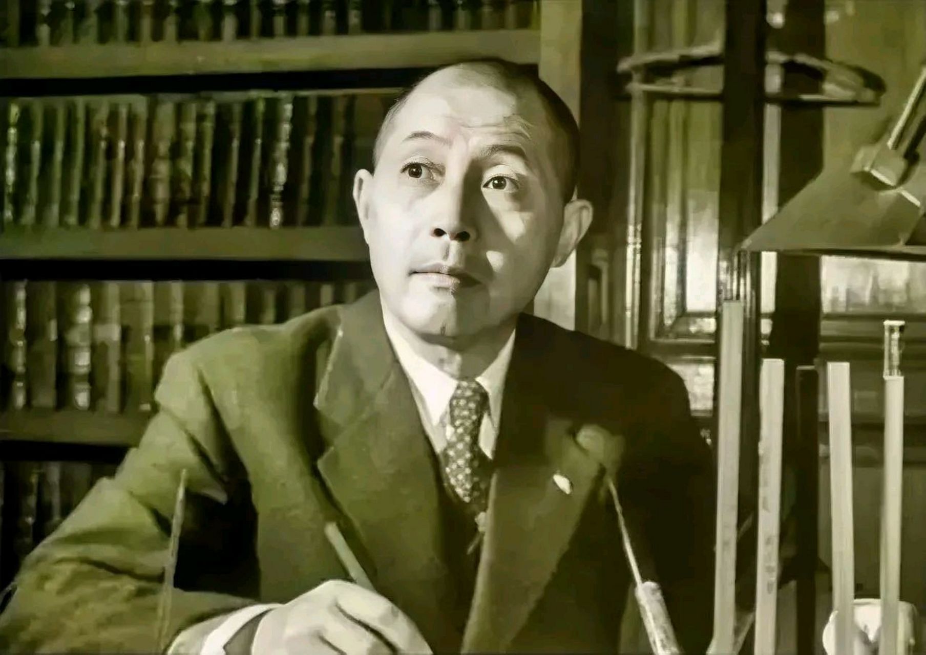 1928年,钱大钧被妻子欧阳藻丽叫到病榻前交待后事:"我死后,你要娶我