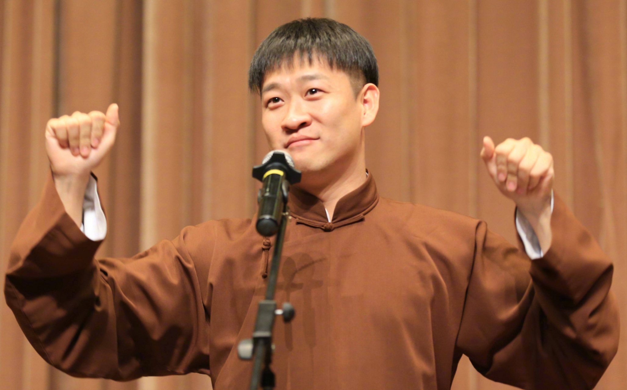 曹云金和郭麒麟是相声界的知名人物,两者之间没有亲缘关系.