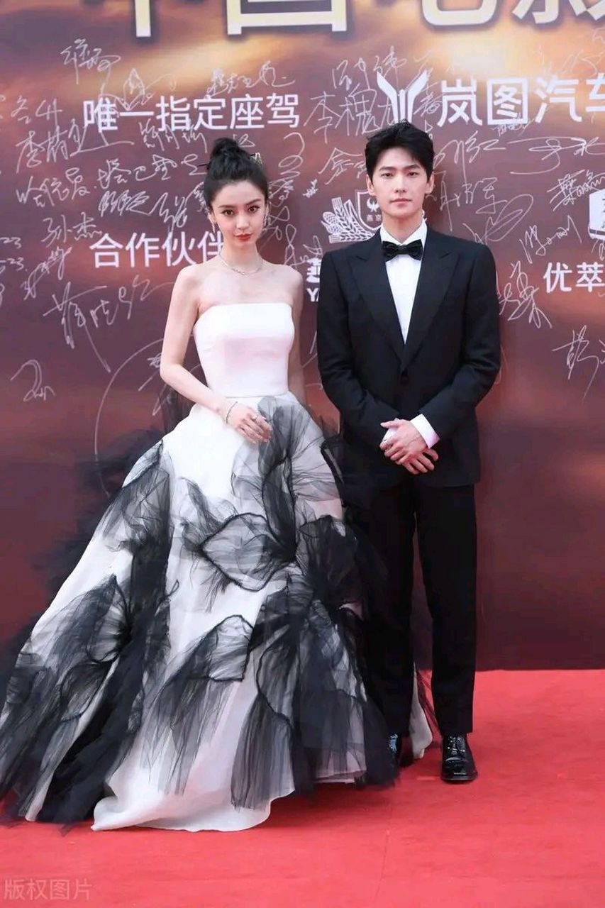 杨颖和杨洋一起在北京出席活动,两位搭配的很时尚,都凸显出了高贵之美