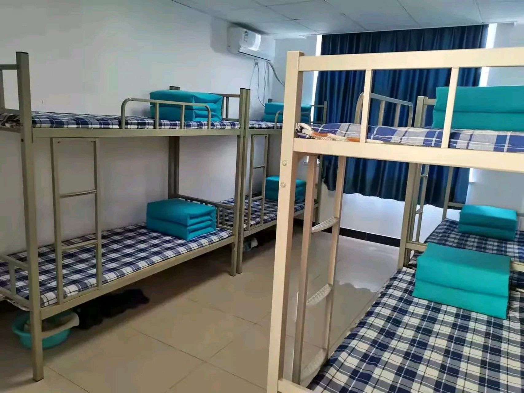 小小保安一枚,昨天下班回了宿舍,看见又来了一位新人,长的挺帅,年龄也