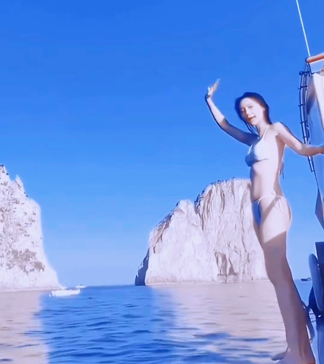 angelababy穿比基尼跳海 身材纤瘦大长腿吸睛