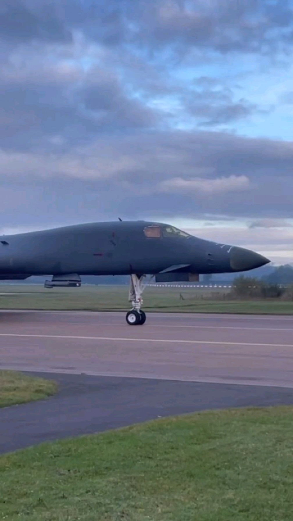 b1-b轰炸机在跑道上滑行