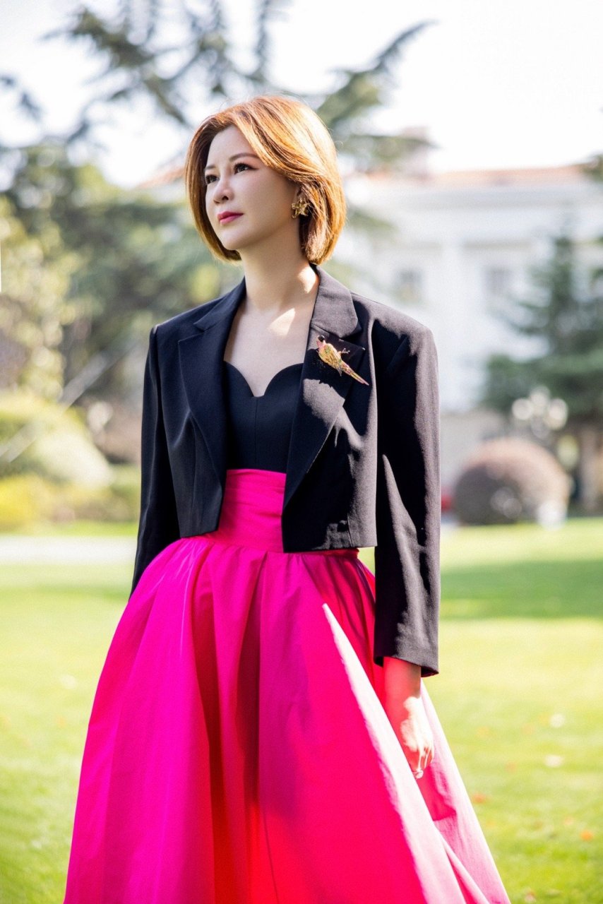 这身造型应该比一些年轻女艺人更更有看头,难怪有人说:杜华一直想