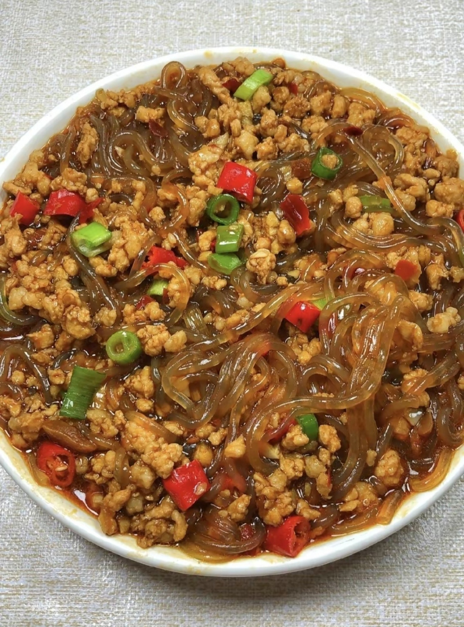 肉末粉条 的做法步骤  1.粉条用温水泡发. 2.肉剁成末 . 3.