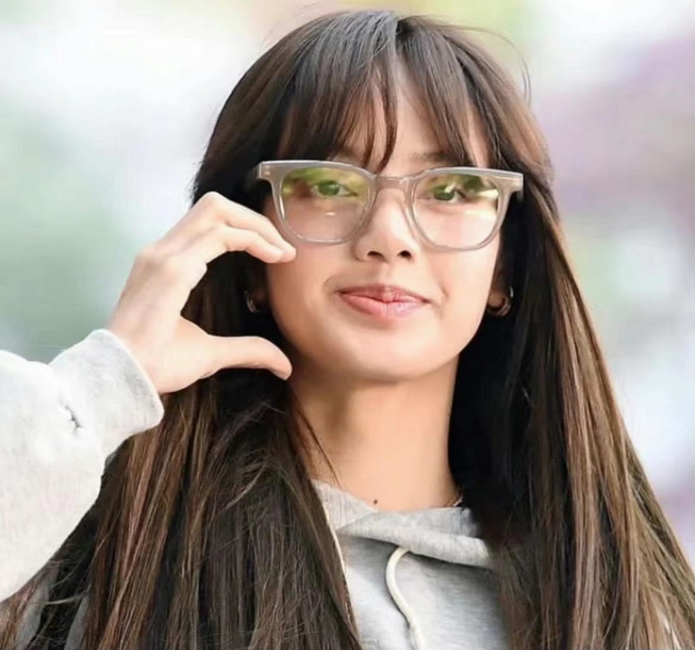 lisa机场素颜照,这素颜放在明星里真的很普,头发看起来也油油的