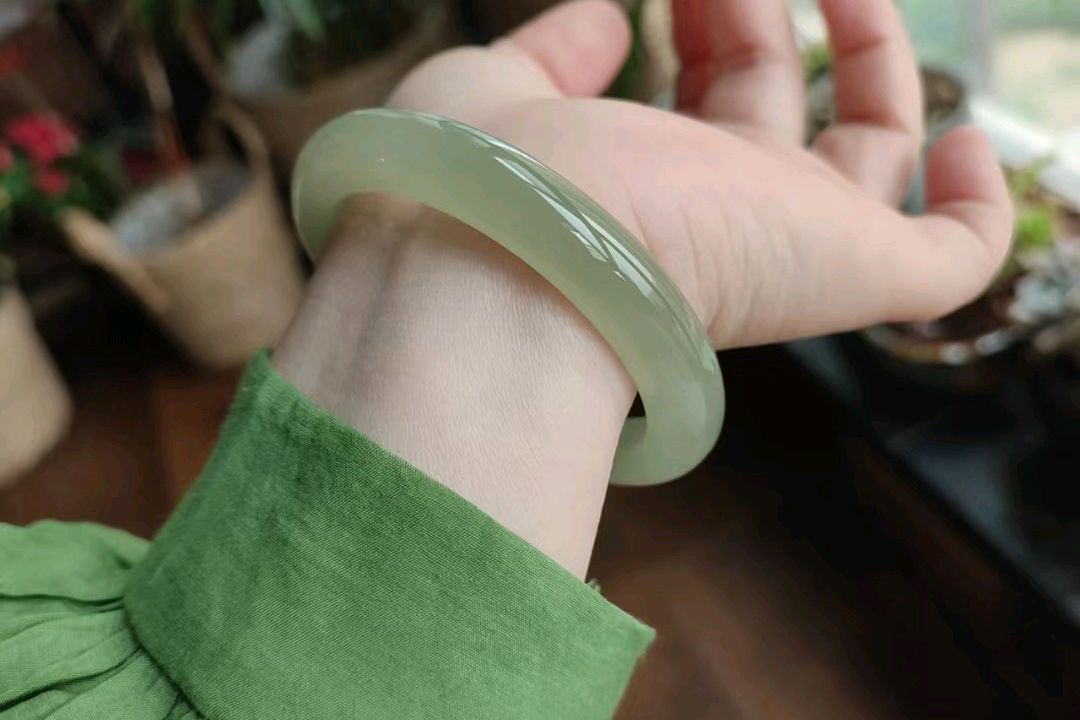 戴玉手镯子对女人的好处