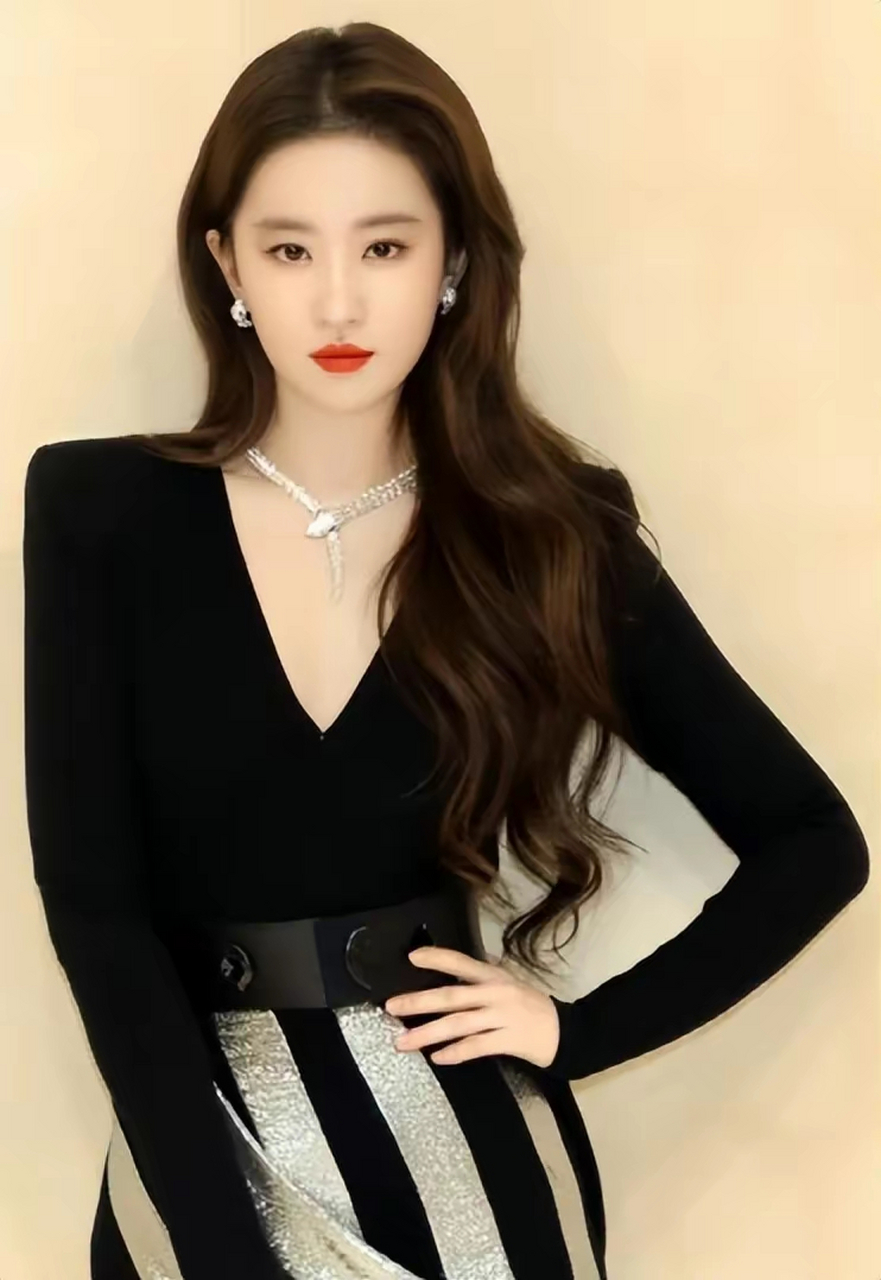 刘亦菲微胖的恰到好处,不管正面看还是背后看,腰臀比都很惊艳