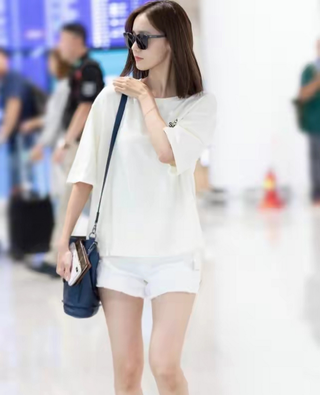 林允儿又火了,穿牛仔短裤秀美腿,网友:不愧是邻家小姐姐