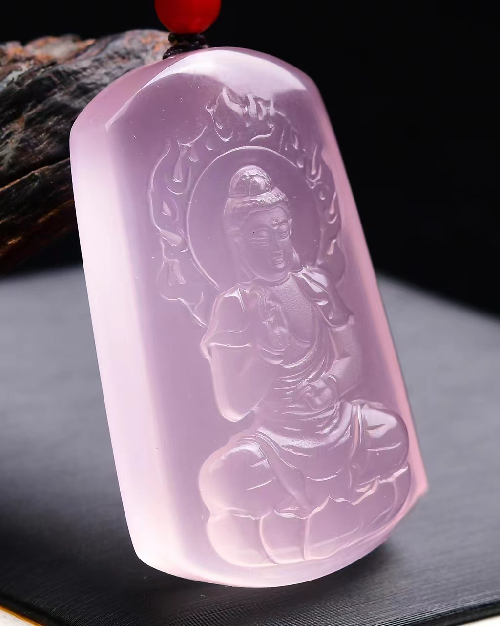 天然粉水晶阿弥陀佛吊坠,造型饱满,颜色漂亮,精致雕刻.