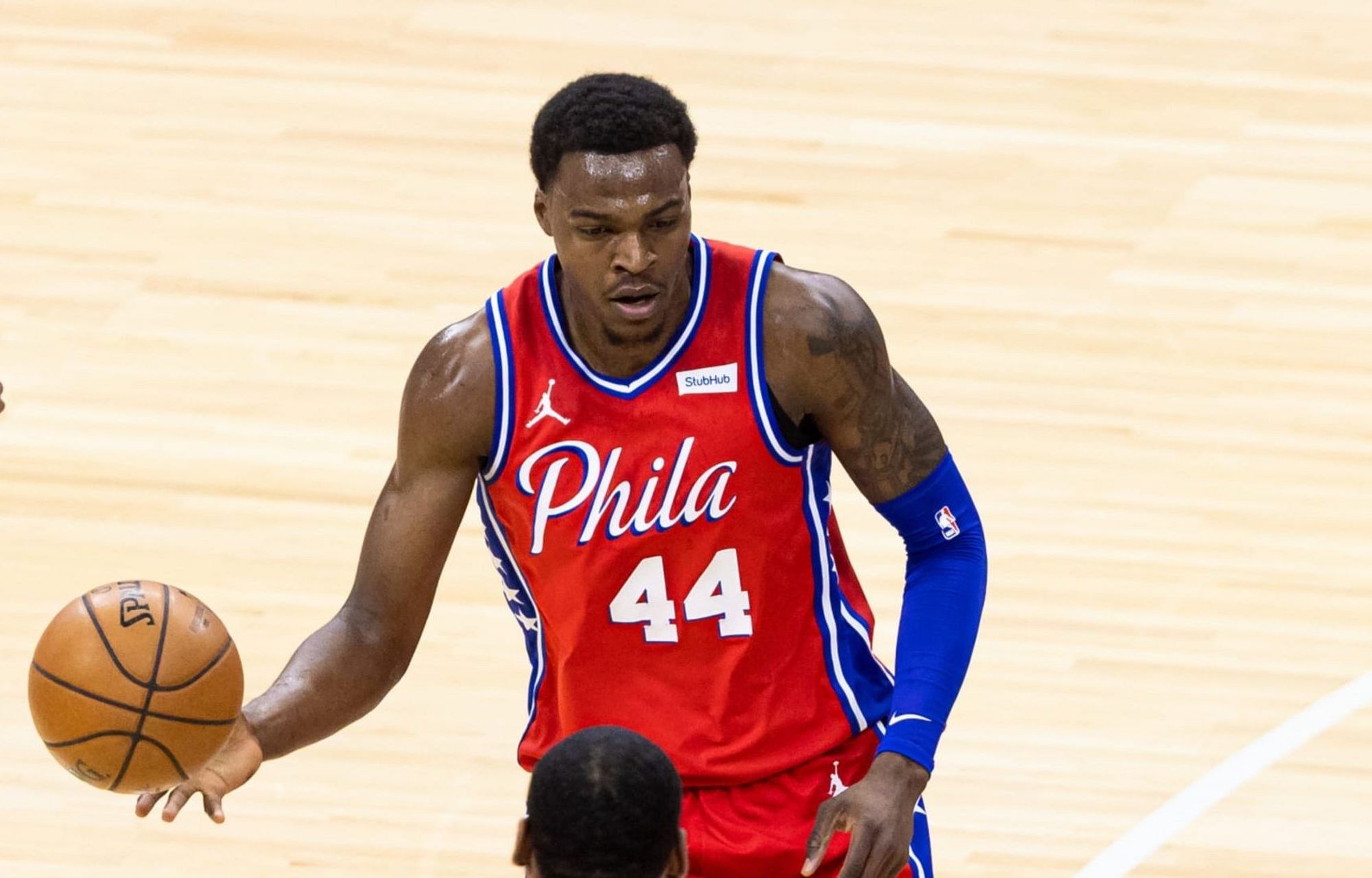 据shams,woj等多位名记报道,受限制自由球员保罗-里德与爵士签下3年