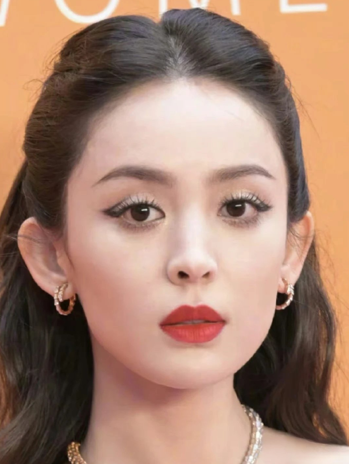 女明星的怼脸生图,离开了灯光滤镜,连迪丽热巴也扛不住!