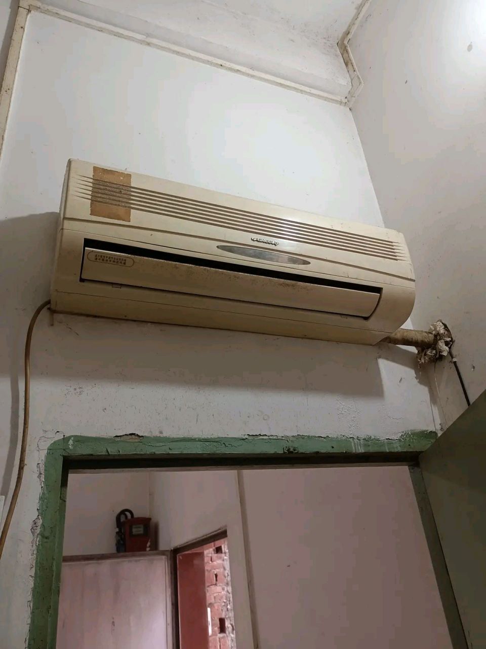 家有电工,家电能用多久不敢想象,这台老式空调是我和老公认识的第二年