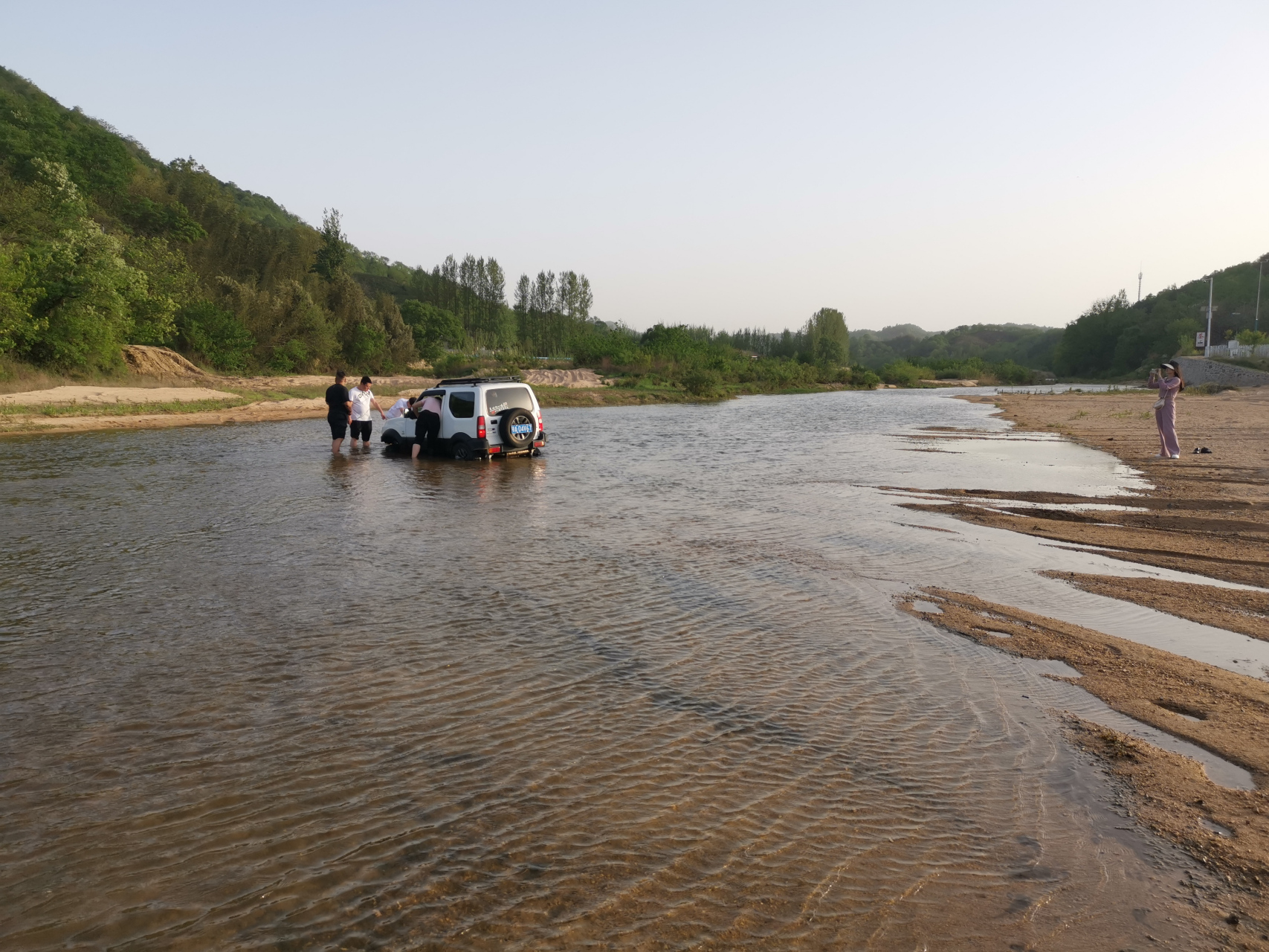 信阳土门,有一辆越野车陷入沙子里了!
