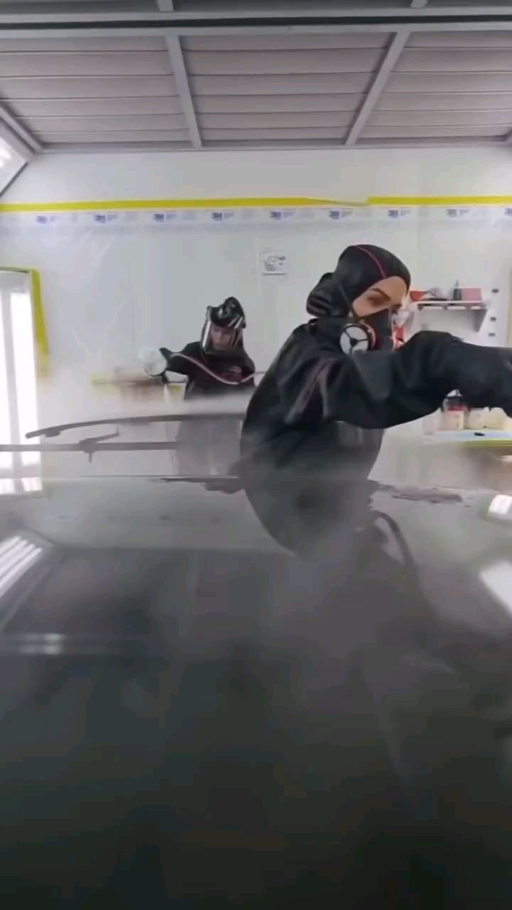 两位美女喷漆工认真工作的样子太美了