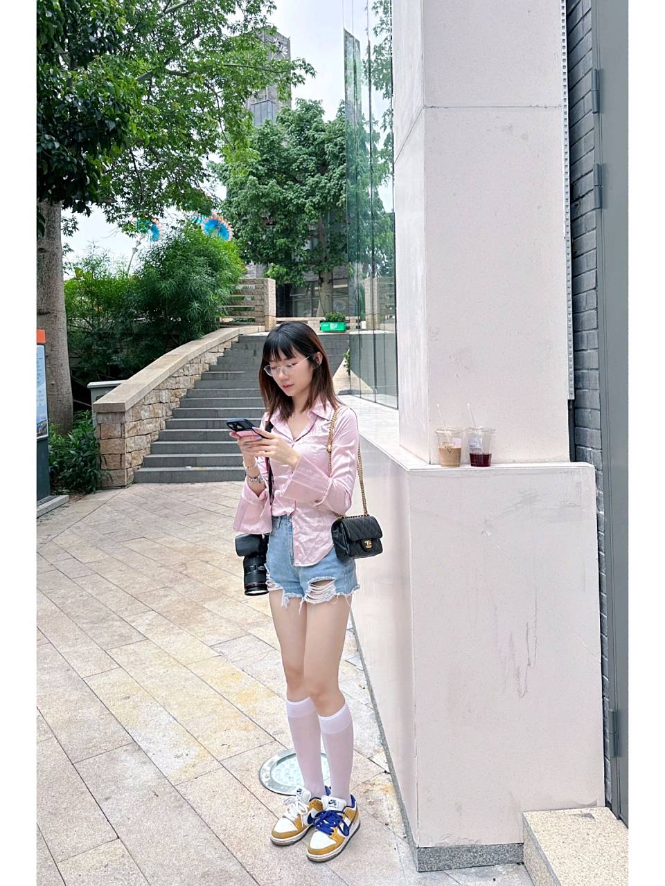 牛仔短裤搭配白色中筒袜,简直就是完美搭配啊!