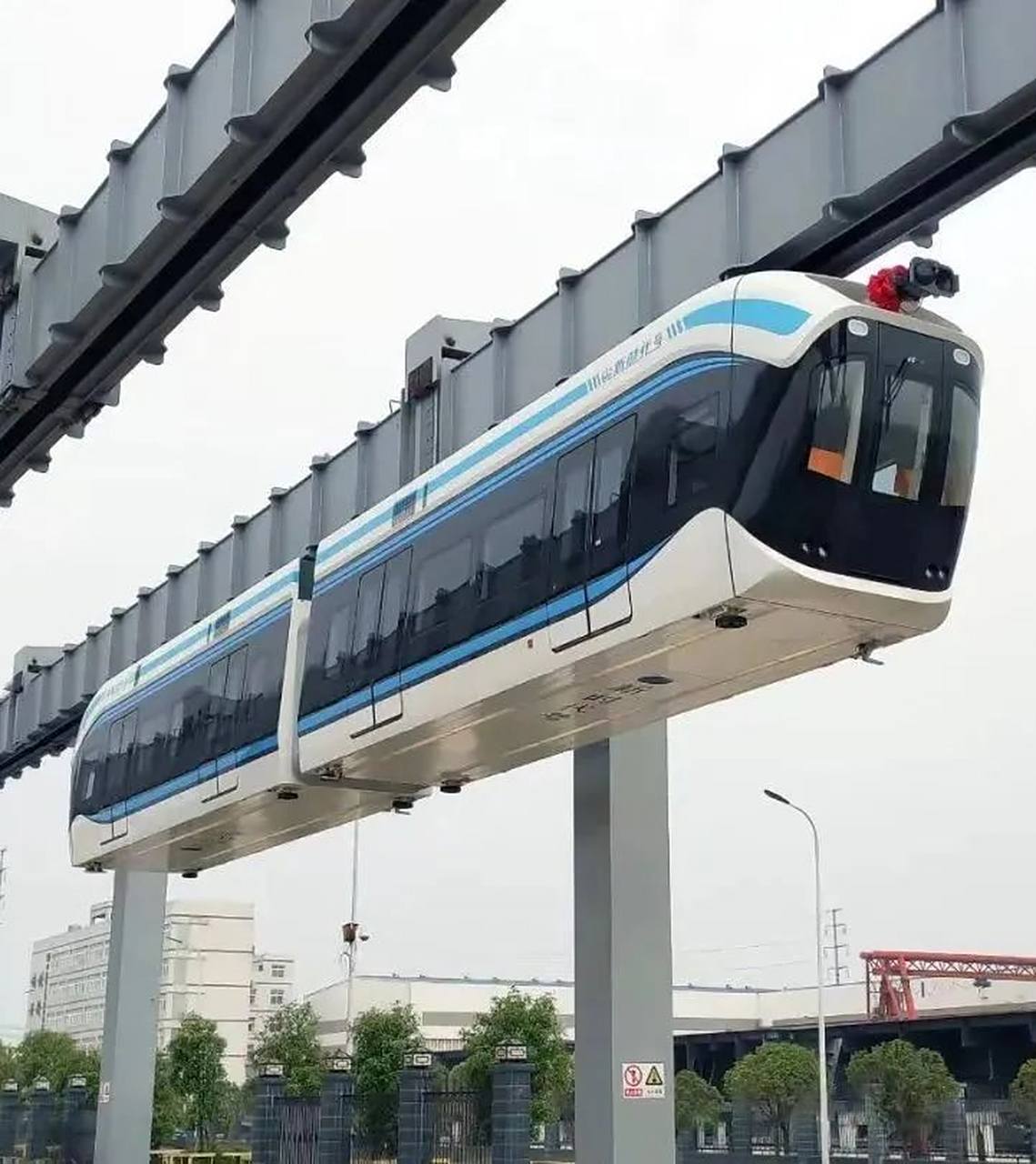 武汉光谷光子空轨列车近日进行试跑