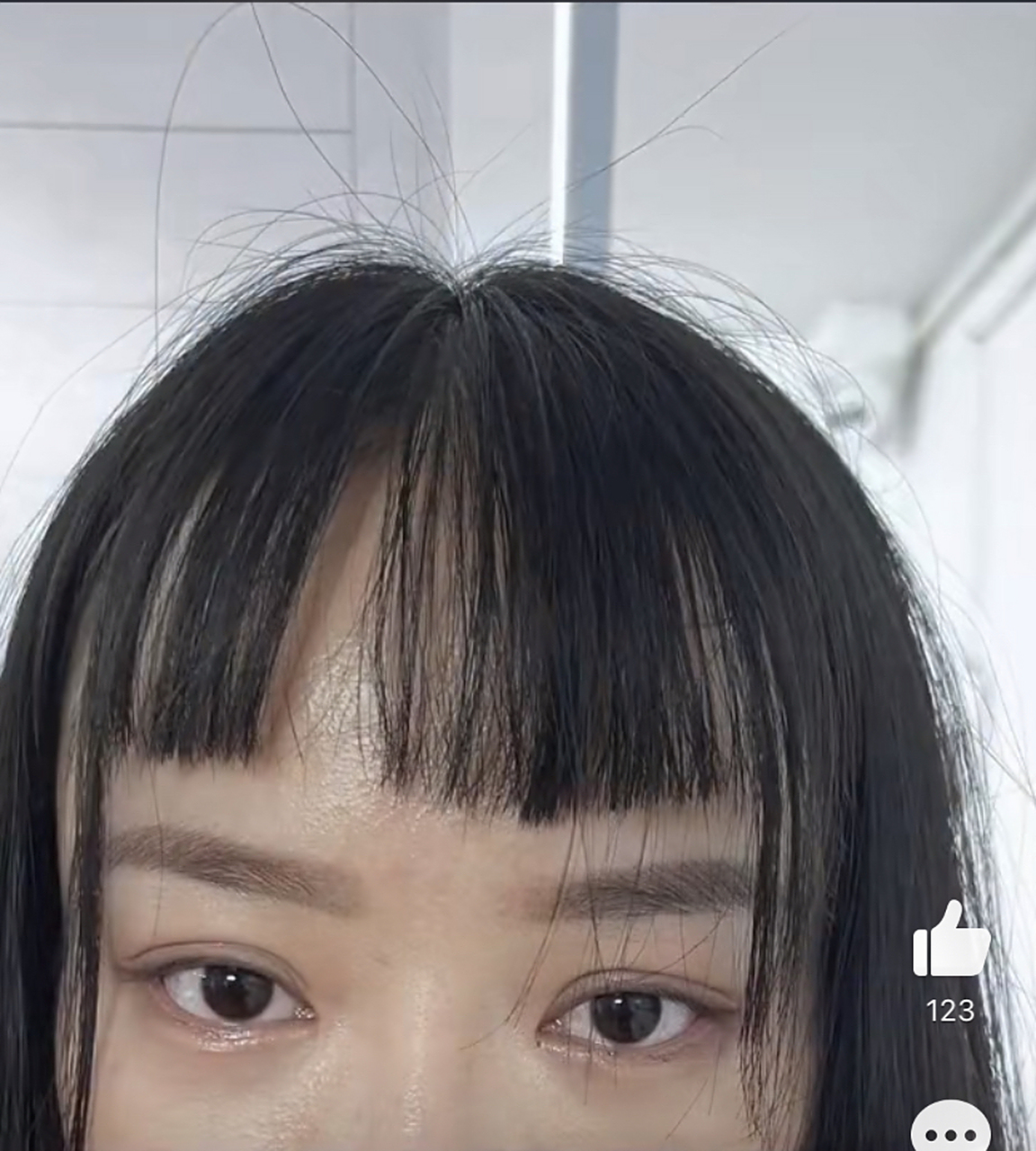 10月23日,深圳一女生被剪坏了刘海,还被理发师辱骂到崩溃大哭,只能