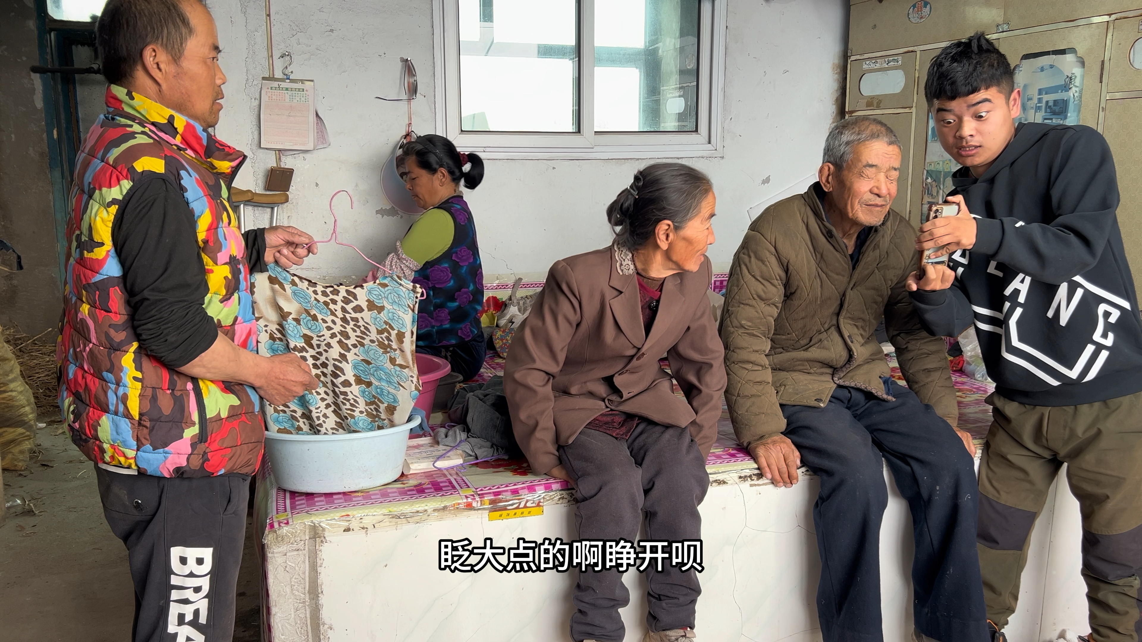 小强想吃包子，姥姥给蒸一锅三鲜馅的，小强吃四个实在是太香了