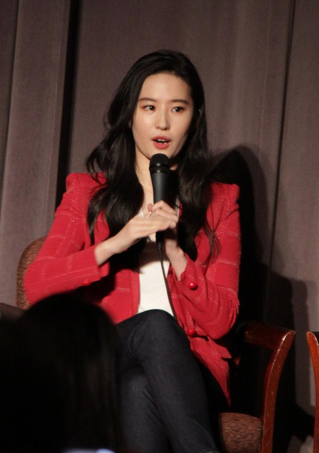 刘亦菲牛仔裤配西装,知性中带着沉稳低调,展现出不同的魅力