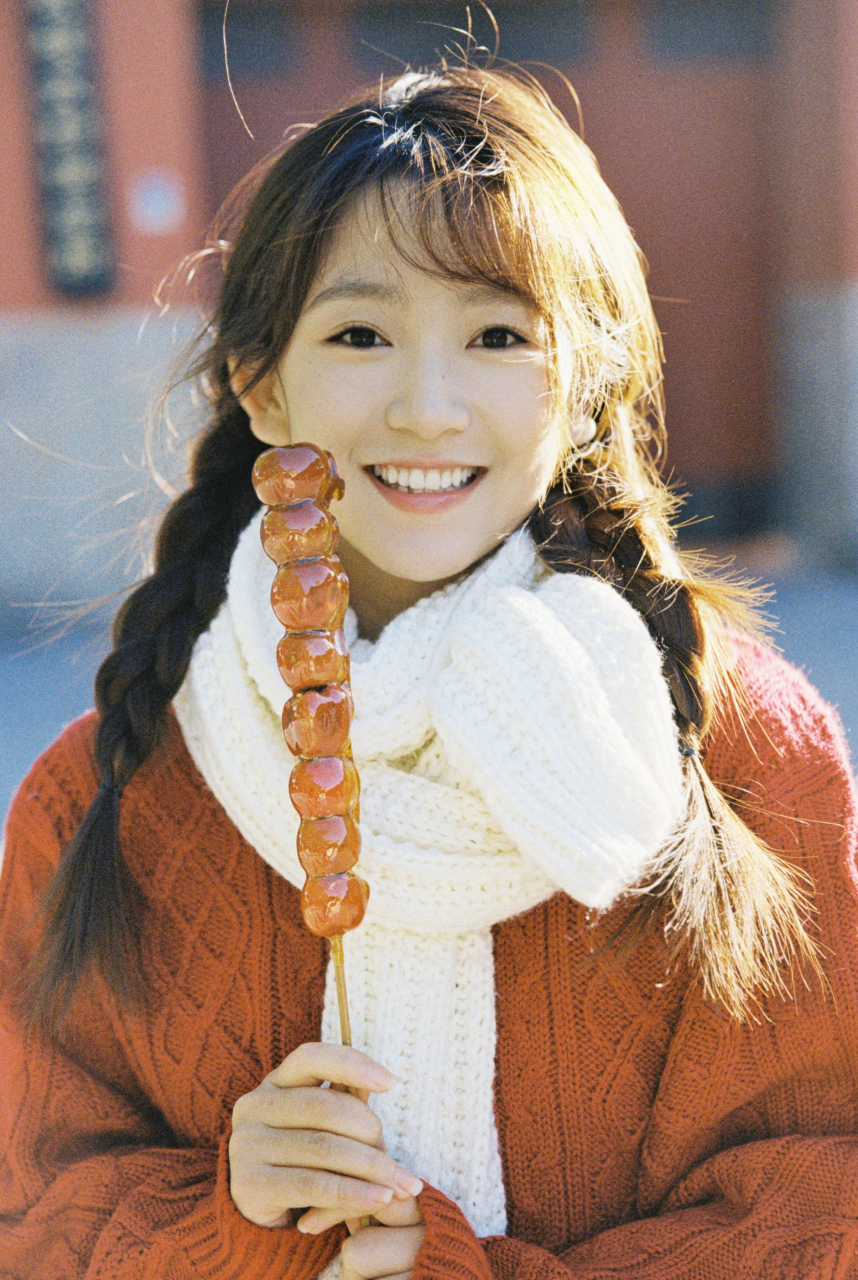 金子璇写真～北京老胡同吃糖葫芦的双马尾美少女[鲜花]古老与时尚并存