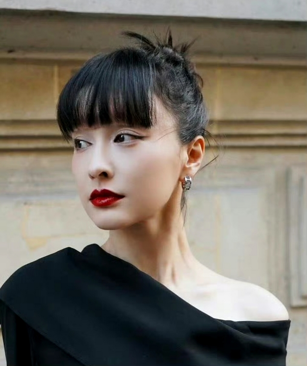 吴昕刘海下还藏了一层刘海# 近年来,娱乐圈的时尚潮流总是千变万化