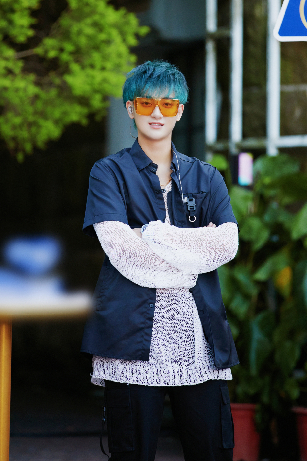 黄子韬综艺造型look,薄荷绿顺毛加黄色酷炫护目眼镜,清爽帅气