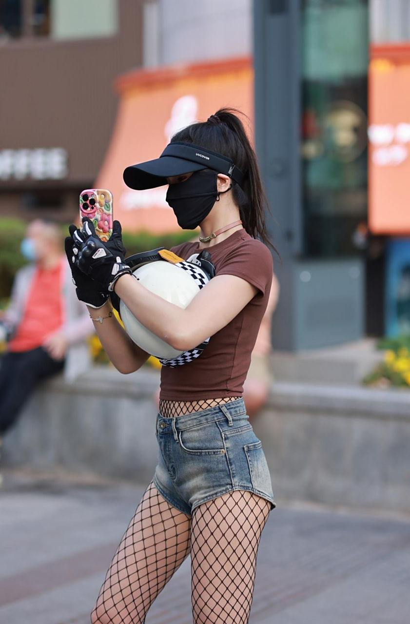 青春靓丽的渔网袜美女#时尚穿搭# #时尚街拍美女